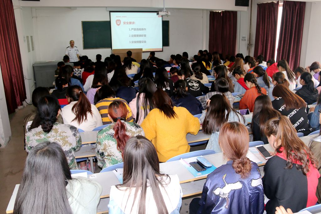 学院举办消防知识讲座及实际灭火演练.jpg